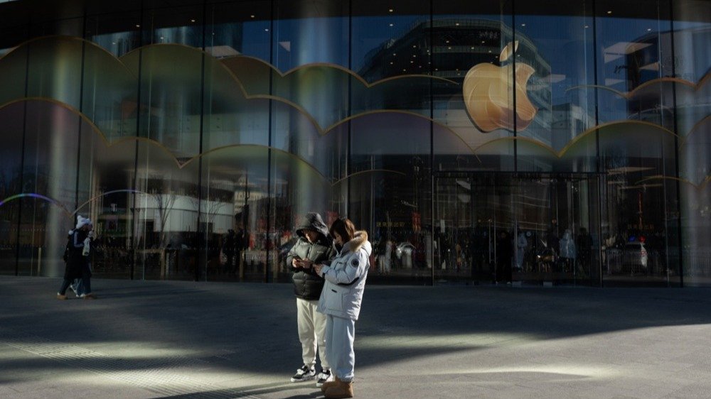 За первые три года войны Apple удалила 190 приложений из российского App Store по требованию Роскомнадзора, заметила «Новая газета Европа»