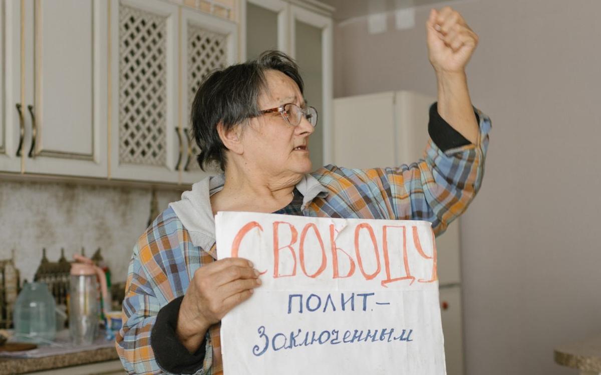 Anastasia Gordienko with a placard saying “Freedom to political prisoners”. Photo:  OVD-Info