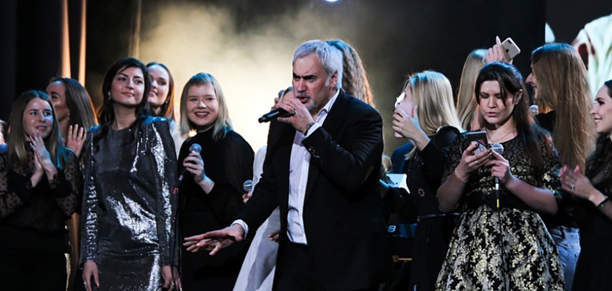 Валерий Меладзе вместе с поклонницами исполняет песню «Океан и три реки» на концерте в Ижевске, 19 ноября 2017 года. Фото:  izhlife.ru