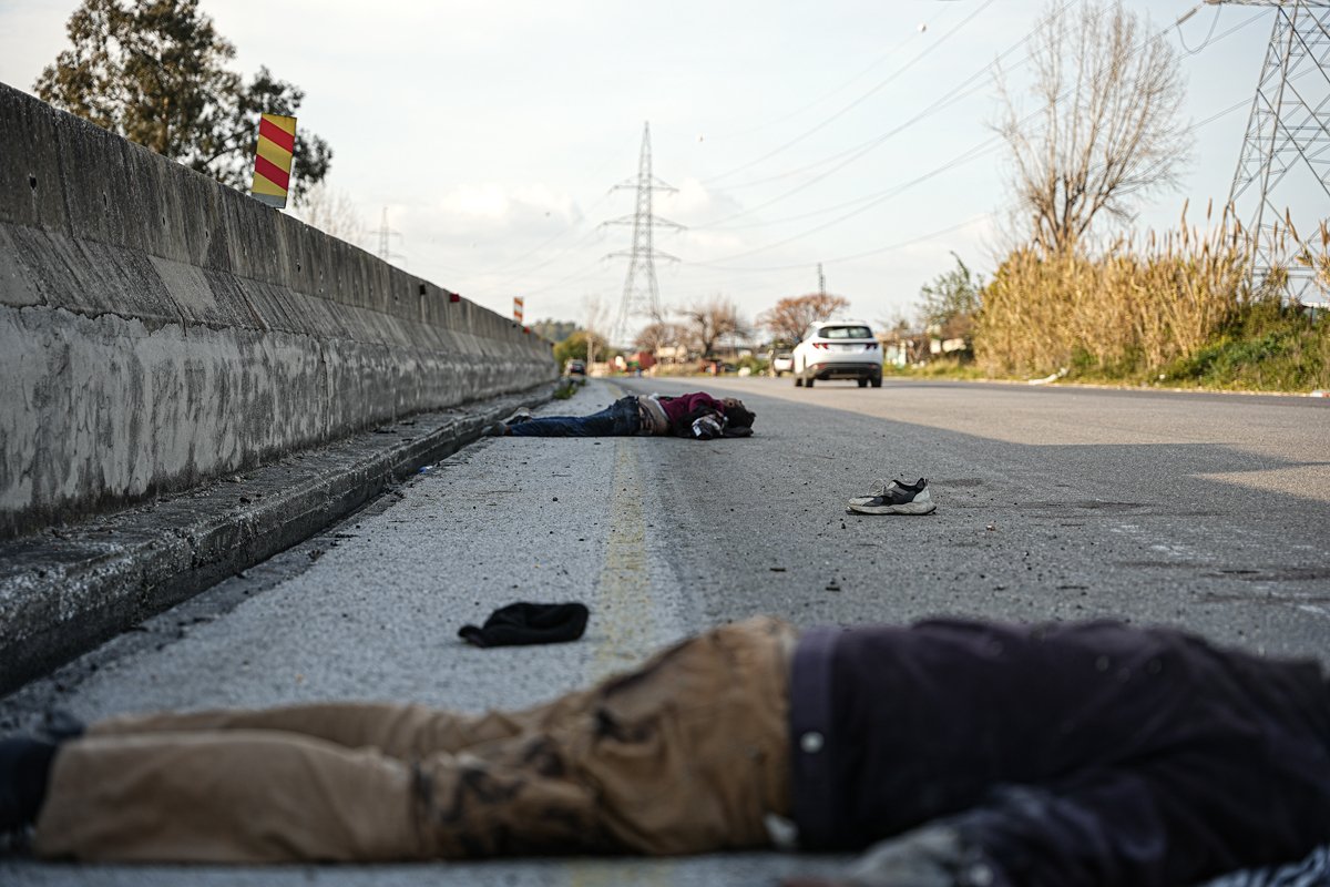 Тела погибших на дороге после столкновений, Латакия, 9 марта 2025 года. Фото: Mohamad Daboul / EPA