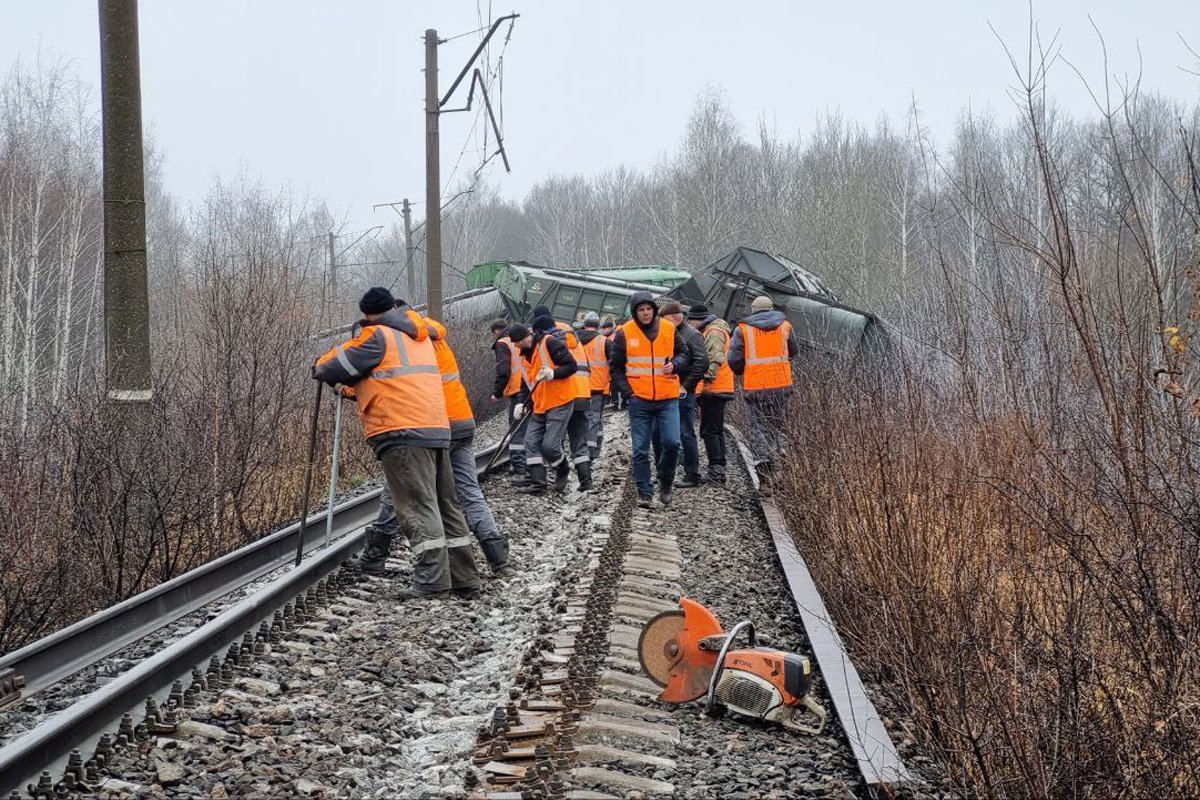 Восстановительные работы на месте схода вагонов грузового поезда в Рязанской области, 11 ноября 2023 года. Фото:  Московская железная дорога