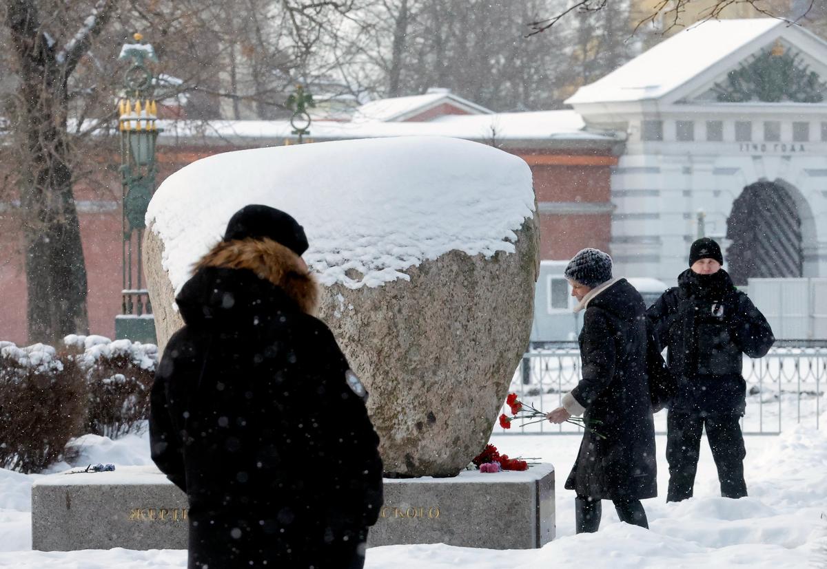 Возлажение цветов в память об Алексее Навальном в Санкт-Петербурге, 16 февраля 2025 года. Фото: Анатолий Мальцев / EPA