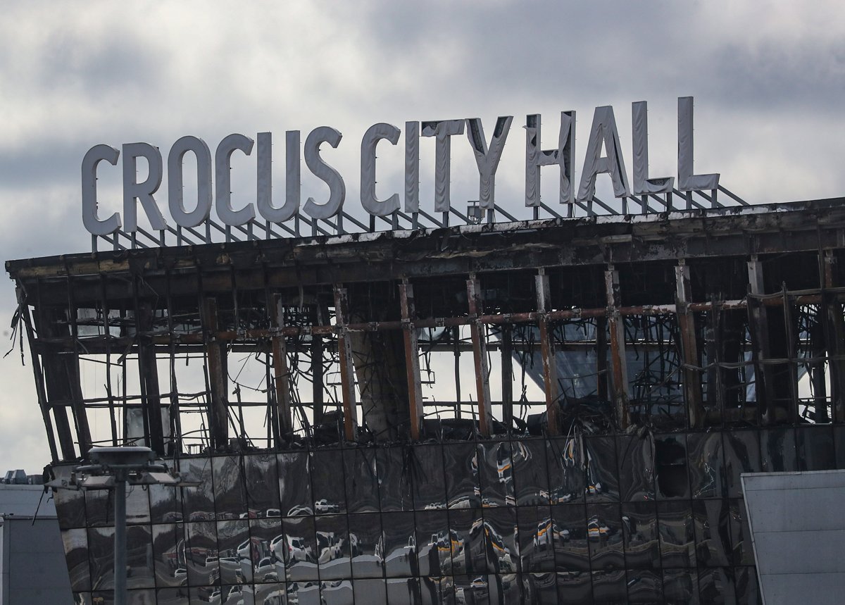 Вид на здание «Крокус Сити Холл» после теракта, Красногорск, 25 марта 2024 года. Фото: Максим Шипенков / EPA