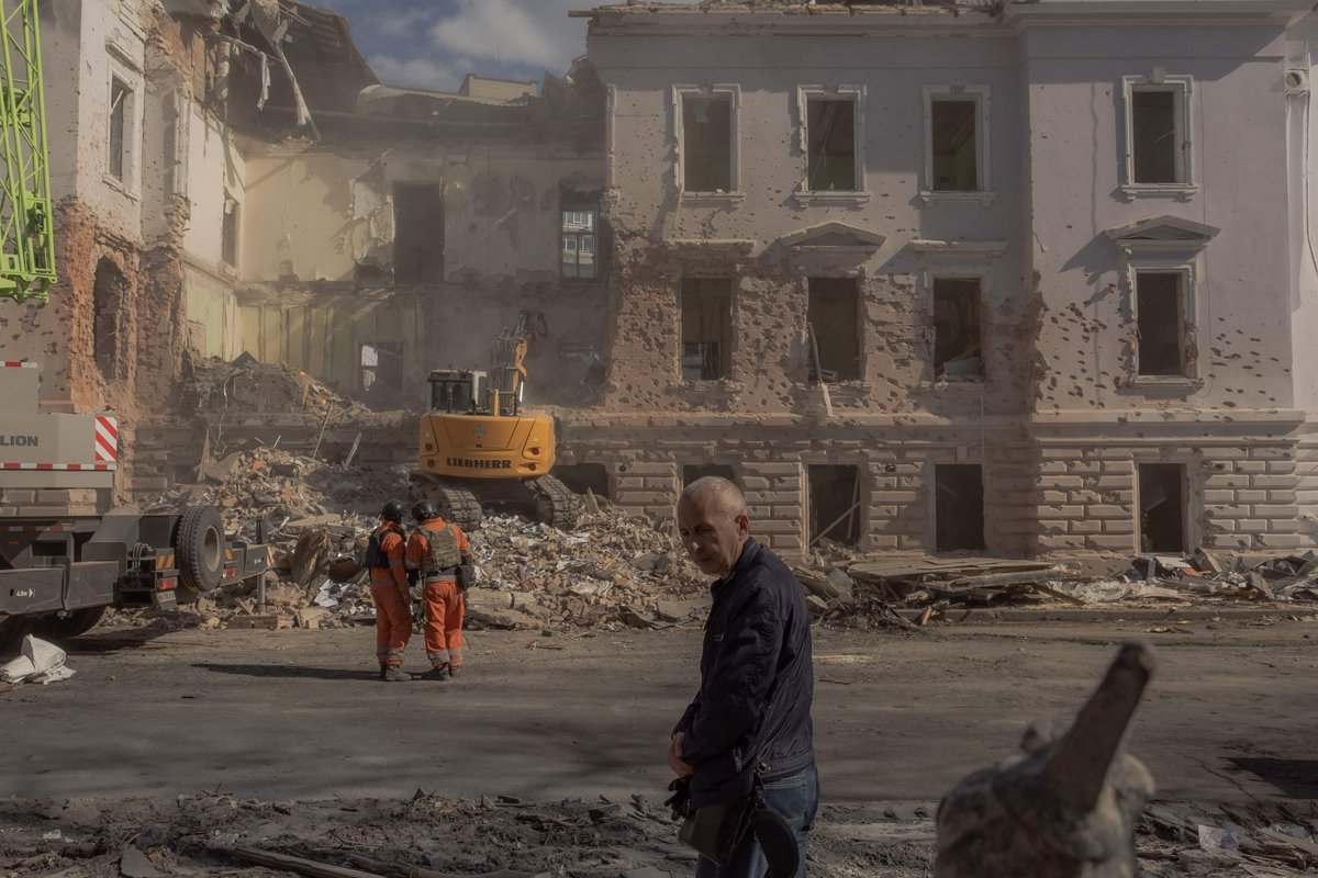 Рабочие разбирают завалы на месте ракетного удара в Сумах, 14 апреля 2025 года. Фото: Roman Pilipey / AFP / Scanpix / LETA