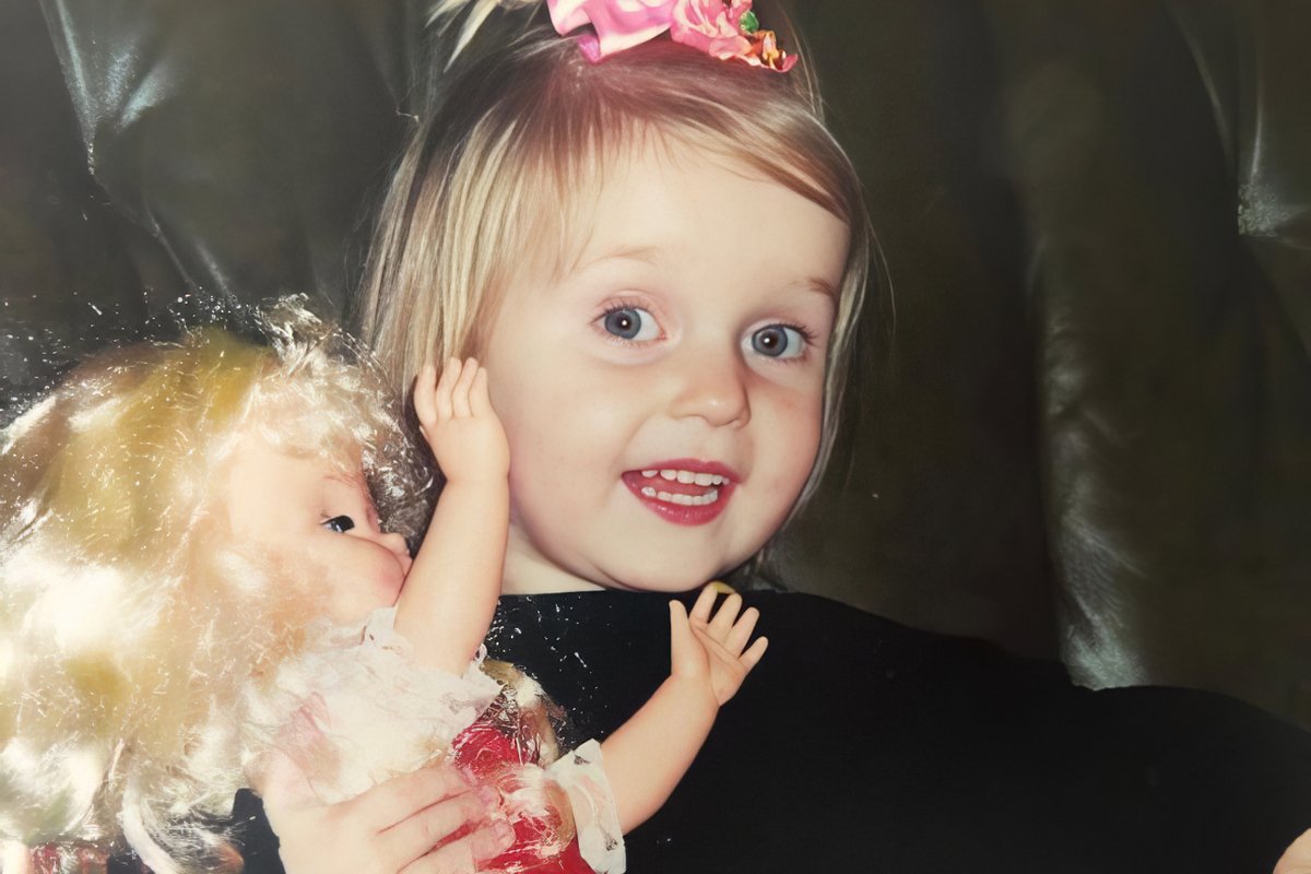 Алёна в 2 года еще могла видеть, но уже не слышала