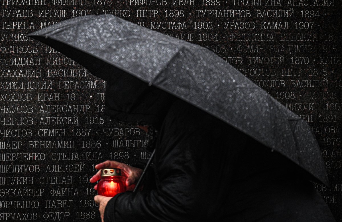 Участница Дня памяти жертв политических репрессий в «Саду памяти» на Бутовском полигоне, Московская область, 30 октября 2023 года. Фото: Рамиль Ситдиков / Спутник / Imago Images / Scanpix / LETA