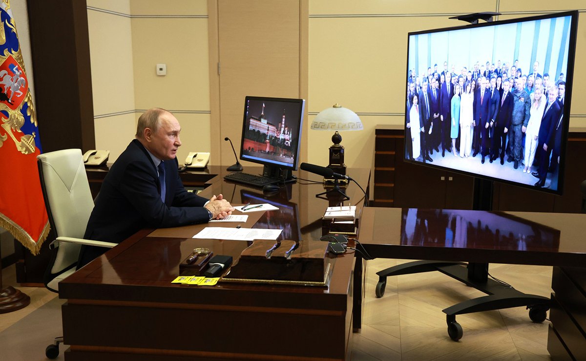Встреча с выпускниками программы развития кадрового резерва Высшей школы госуправления РАНХиГС (в режиме видеоконференции). Фото:  kremlin.ru