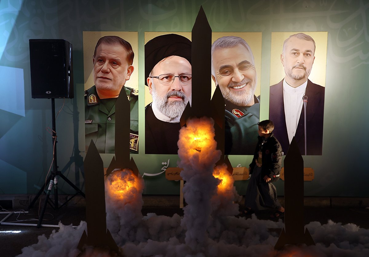 Иранские лидеры на выставке в Сане, Йемен, 21 ноября 2024 года. Фото: Yahya Arhab / EPA-EFE