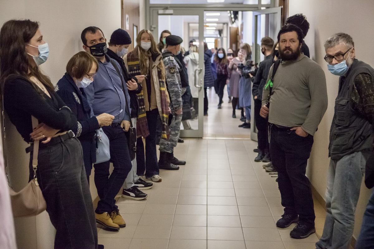 Before the hearing of 17th May. Photo by Elena Rodina / Special for Novaya Gazeta Europe