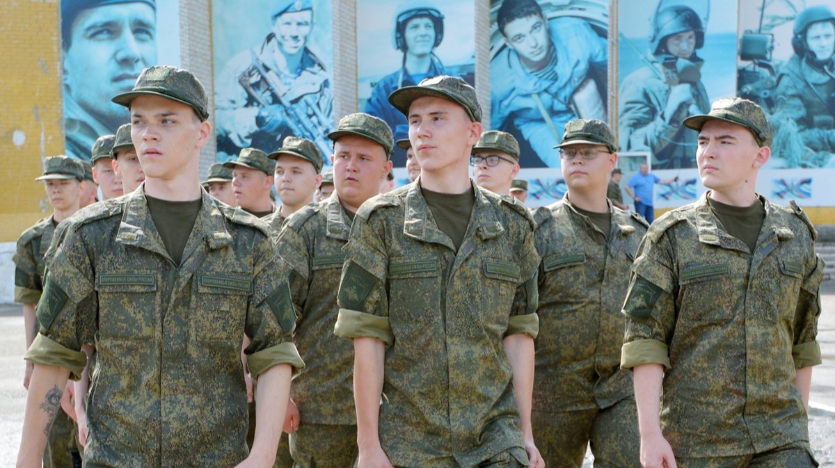 Власти снова обещают не отправлять срочников на войну. На деле всё иначе