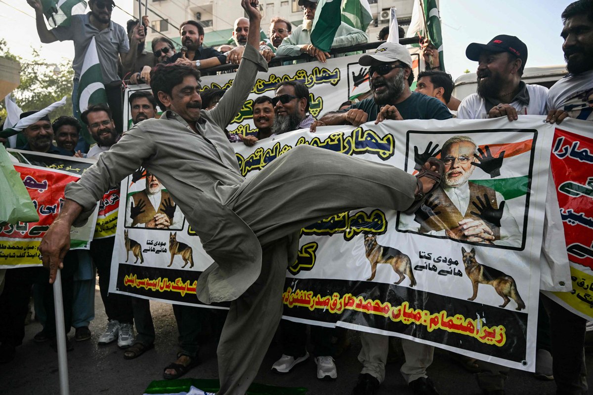 Участник антииндийского митинга в Карачи бьёт ногой по фотографии премьер-министра Индии Нарендры Моди, 29 апреля 2025 года. Фото: Rizwan Tabassum / AFP / Scanpix / LETA