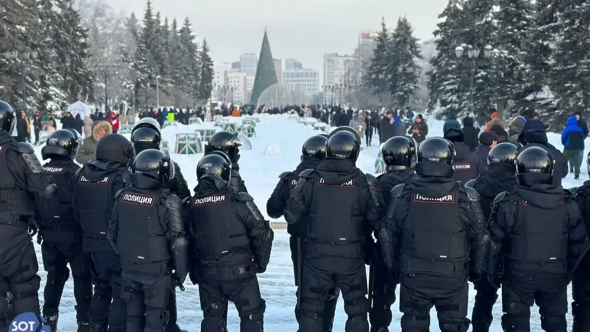 Riot police face off with demonstrators in Ufa, Bashkortostan, 19 January 2024. Photo: SOTAvision