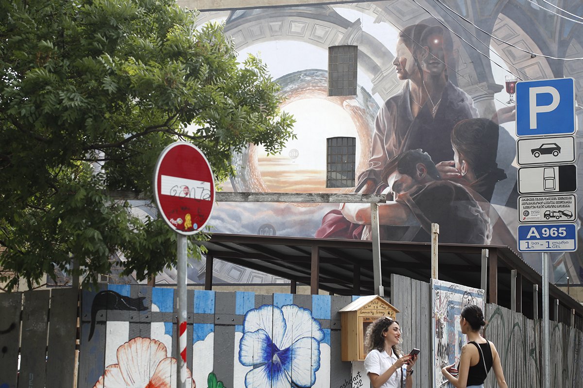 Мурал в старом городе Тбилиси, Грузия, 22 мая 2023 года. Фото: Zurab Kurtsikidze / EPA-EFE