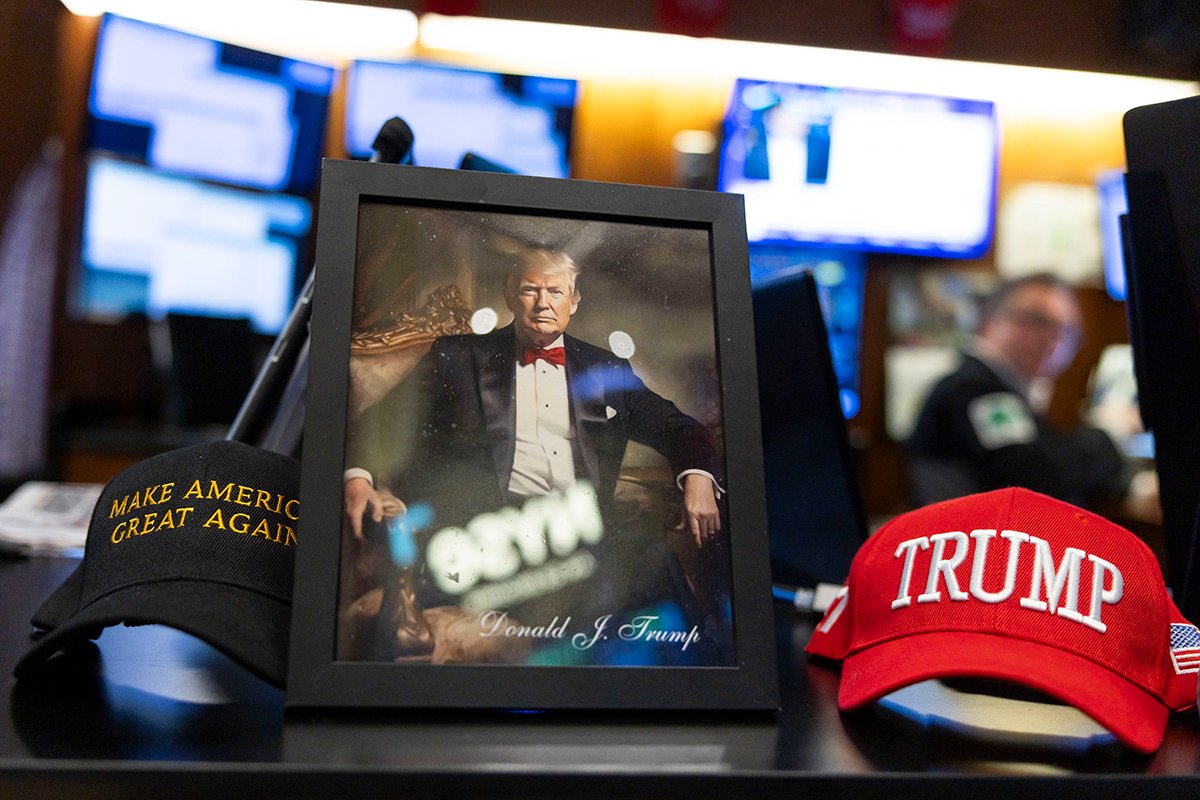 Мерч с президентом США Дональдом Трампом на Нью-Йоркской фондовой бирже в Нью-Йорке, штат Нью-Йорк, США, 28 февраля 2025 года. Фото: Justin Lane / EPA-EFE