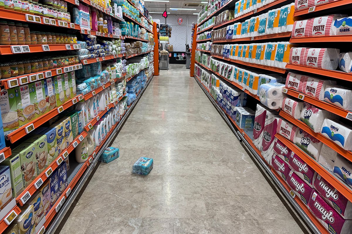 Пустой супермаркет из-за бойкота, организованного оппозицией, в Стамбуле, Турция, 2 апреля 2025 года. Фото: Tolga Bozoglu / EPA-EFE