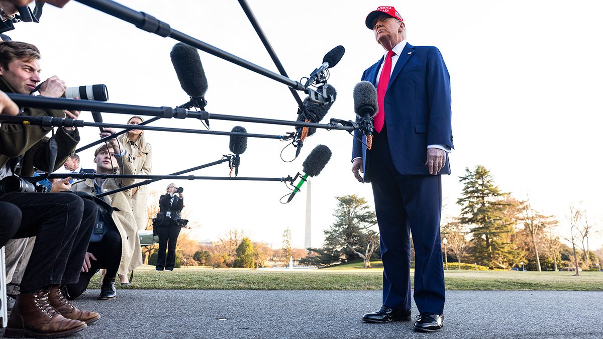 Трамп общается с журналистами перед тем, как покинуть Белый дом, 28 февраля 2025 года. Фото: Jim Lo Scalzo / EPA-EFE