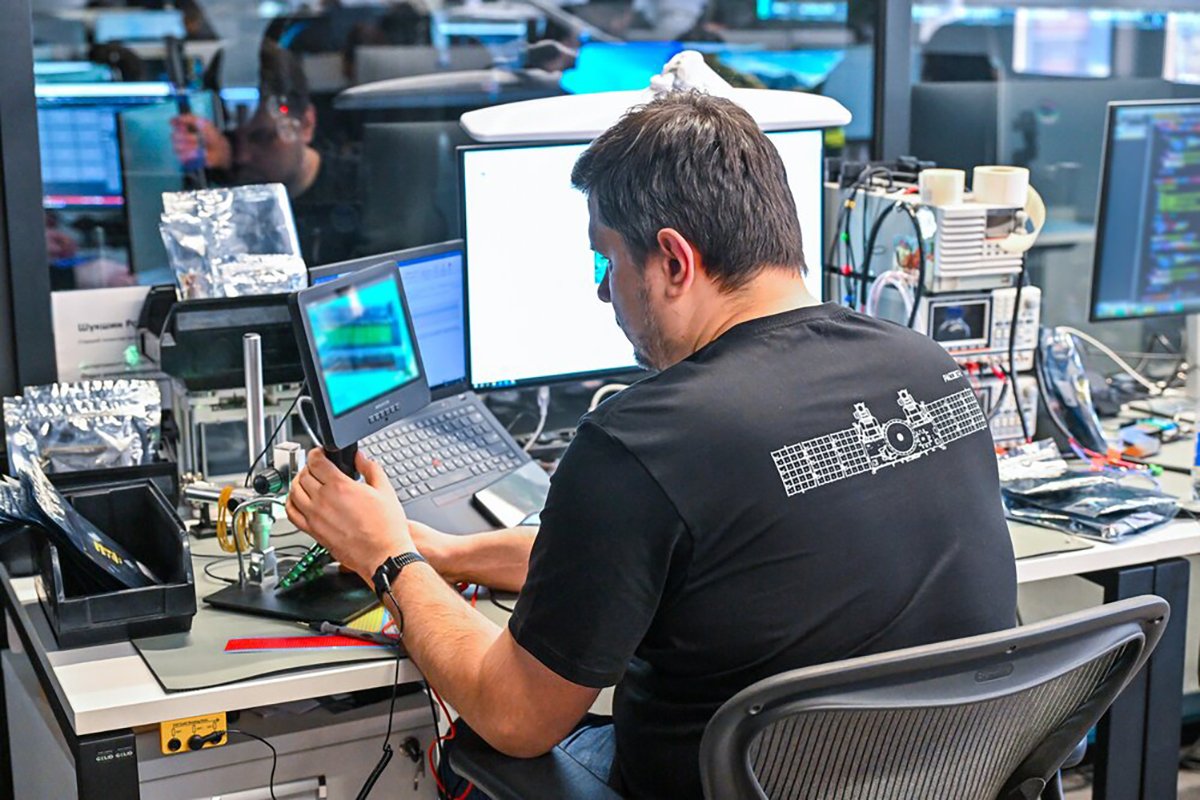 IT-специалист за работой. Фото: Максим Мишин / Агентство Москва