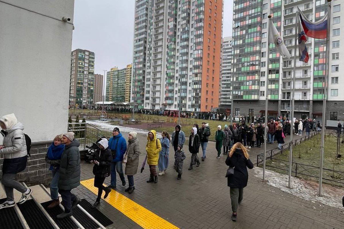Очередь в Мурино, Ленинградская область. Фото от подписчиков «Новая газета Европа»