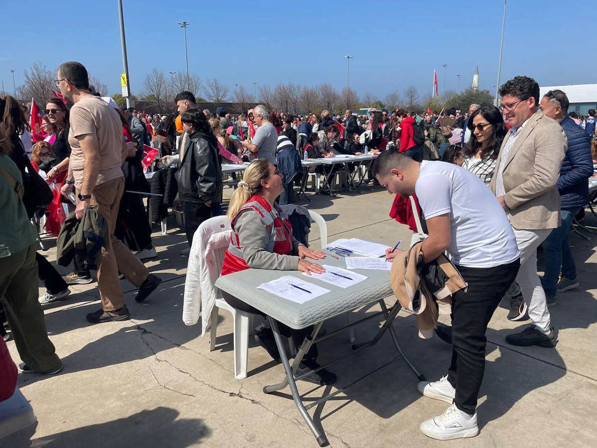Сбор подписей за досрочное голосование. Малтепе, Стамбул. Фото: Илья Азар, специально для «Новой-Европа»