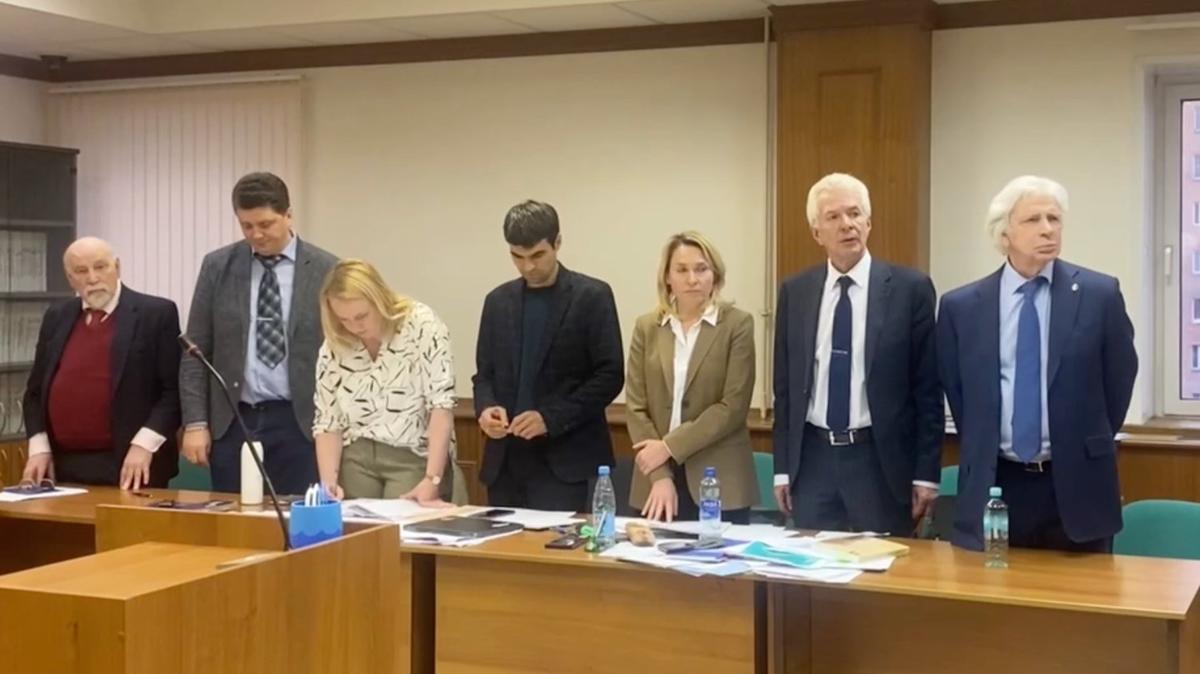 Старикам здесь не место