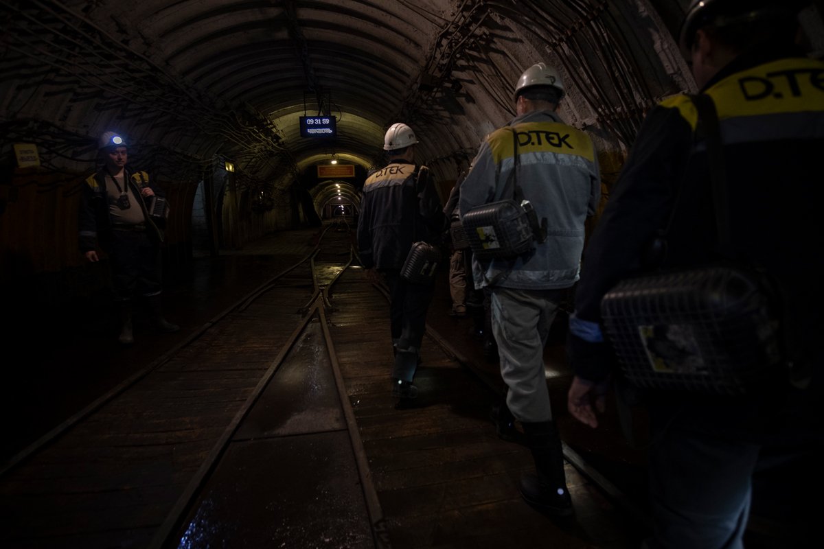 Украинские шахтёры идут по одной из выработок угольной шахты в Павлограде, Украина, 8 апреля 2024 года. Фото: Maria Senovilla / EPA