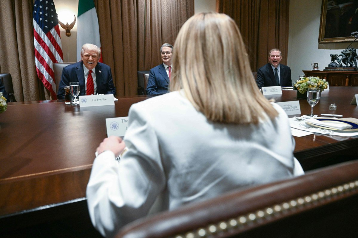 Дональд Трамп на встрече с Мелони в зале заседаний кабинета Белого дома перед обедом, 17 апреля 2025 года. Фото: Brendan Smialowski / AFP / Scanpix / LETA