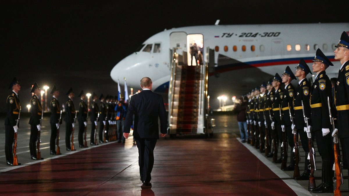Владимир Путин встречает заключенных, освобожденных в результате обмена между Россией и западными странами, Внуково, Москва, 1 августа 2024 года. Фото: Кирилл Зыков / Спутник / Kremlin / EPA