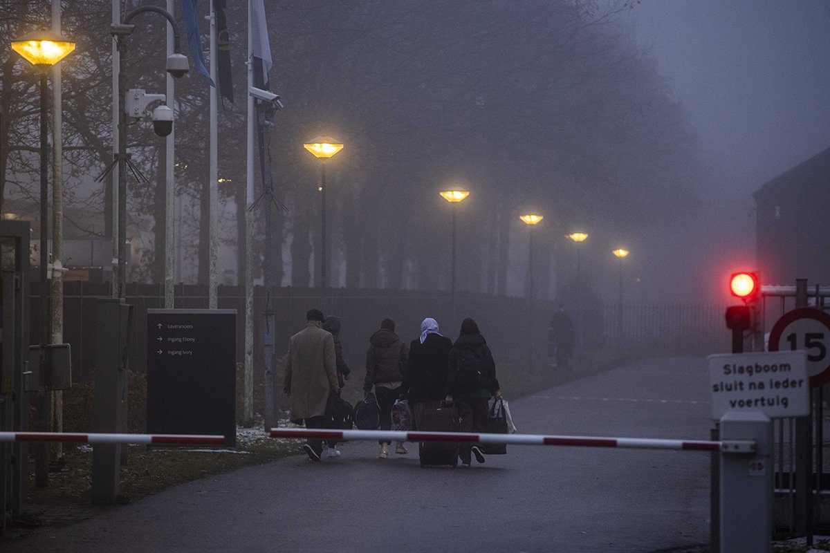 Лица, ищущие убежища, прибывают в регистрационный центр в Тер-Апеле, Нидерланды, 08 декабря 2023 года. Фото: Vincent Jannik / EPA-EFE