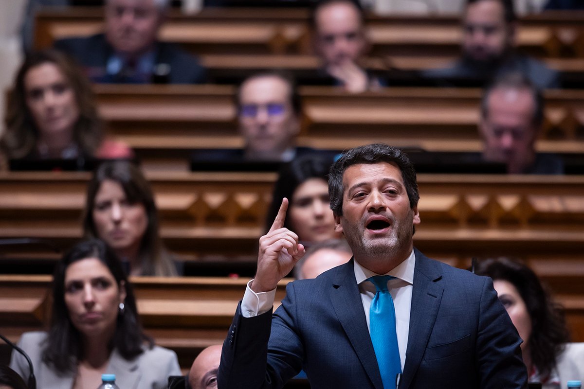 Лидер Chega Андре Вентура выступает во время представления предложения о доверии правительству в португальском парламенте в Лиссабоне, 11 марта 2025 года. Фото: Jose Sena Goulao / EPA-EFE